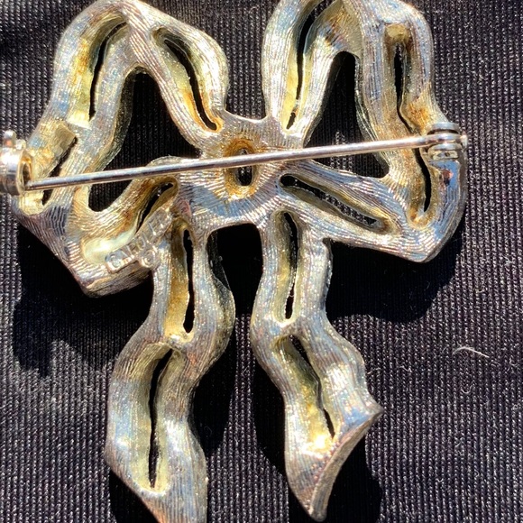 Rhinestone Diamond Ribbon Pin - Picture 2 of 2